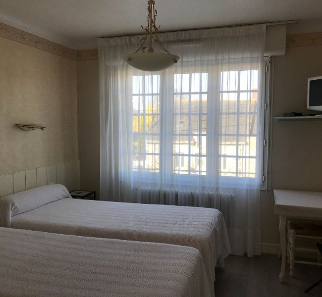 Chambre double N°2 avec 2 lits une personne Côté Rue