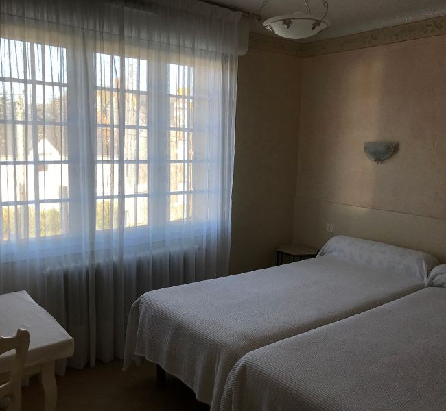 Chambre Double N°1 avec 2 lits une personne Côté rue